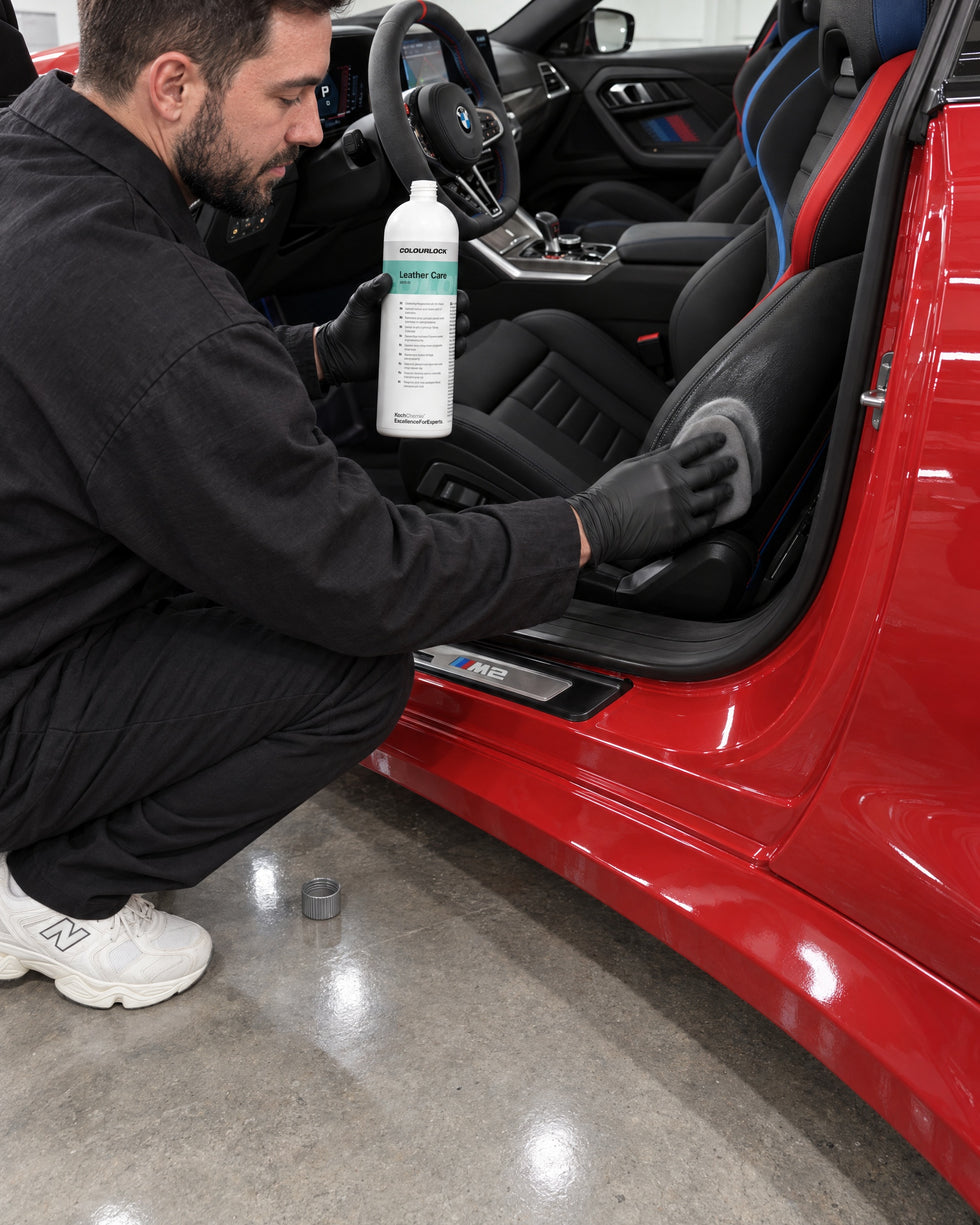 Detailing1 Hero: Lederpflege — COLOURLOCK Leather Care pflegt pigmentiertes Glattleder am BMW M2 Sitz (Mobile)