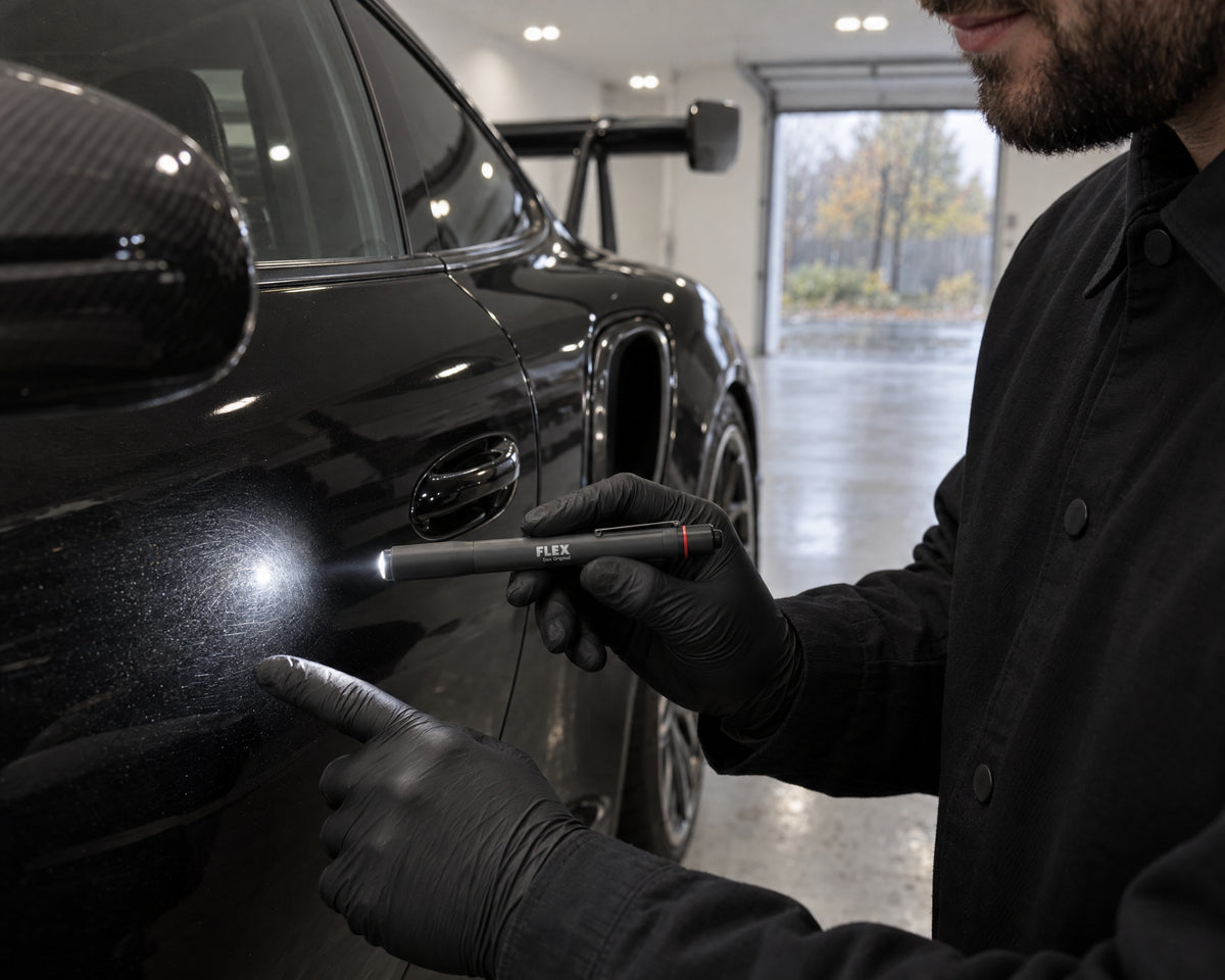 Detailing1 Hero : Accessoires de polissage — la lumière révèle les défauts, trouver les swirls à la lampe d'inspection (ordin