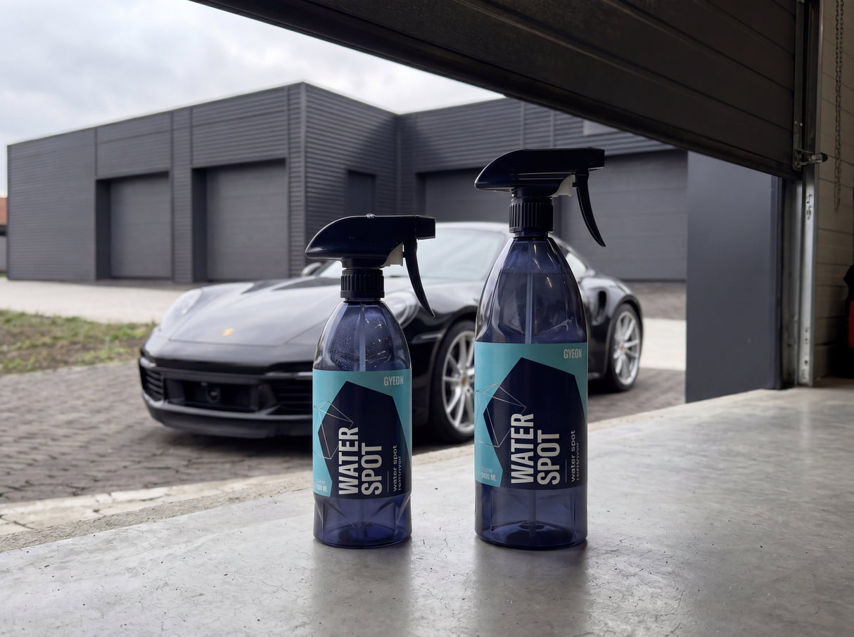 GYEON Q²M WaterSpot 500 ml und 1 Liter Flaschen vor Porsche