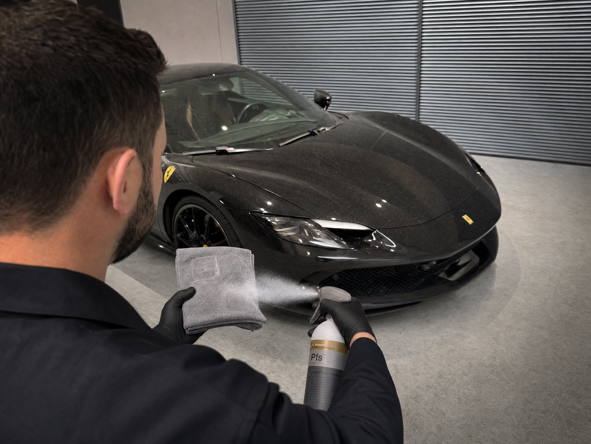 Anwendung des PerfectFinish Sealant Pfs auf das Mikrofasertuch, niemals direkt auf den Lack