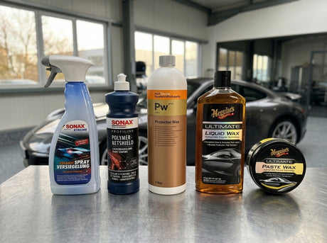 Fuenf Lackschutz Produkte Lineup auf Werkbank im Detailing1 Warehouse