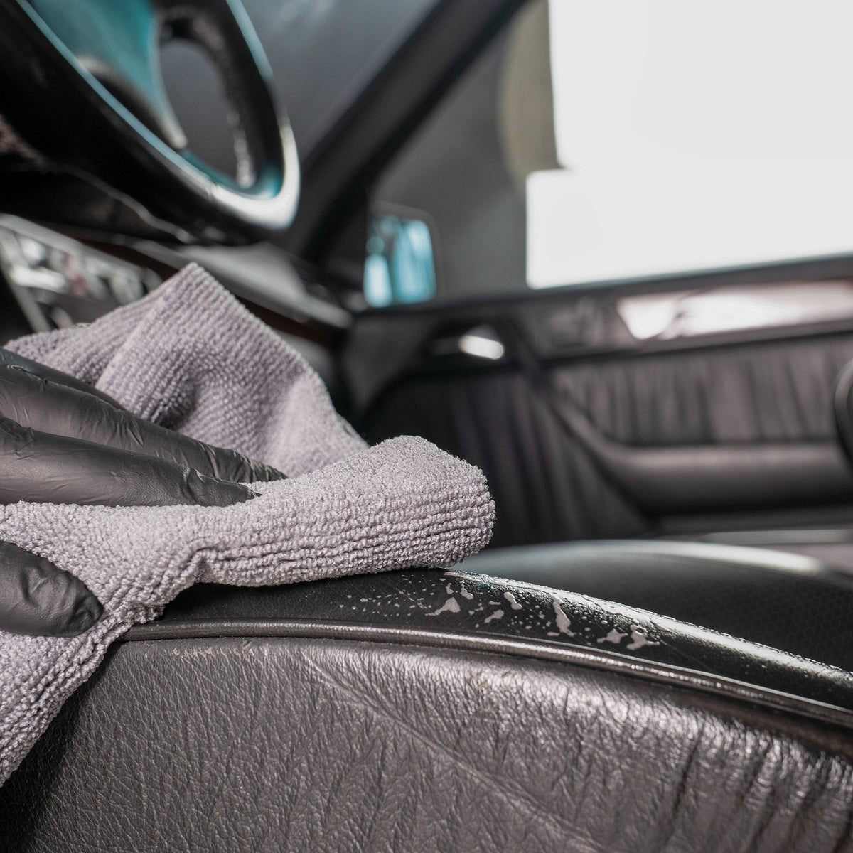 Detailing1 COLOURLOCK Leather Cleaner (Mild) — on repasse la microfibre sur le bourrelet de siège en cuir noir