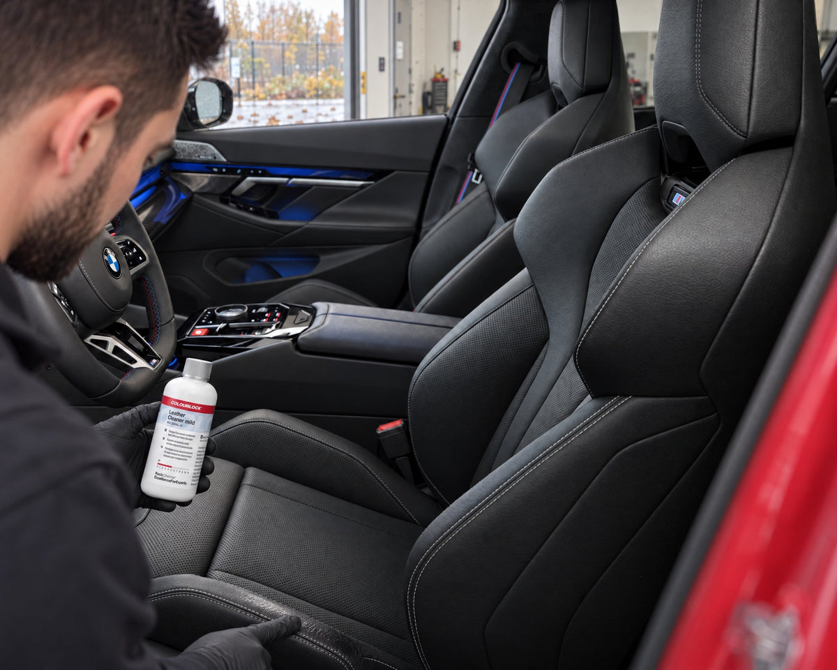 Detailing1 entretien cuir BMW — brillant gras sur le bourrelet d'une BMW M5, Daniel avec COLOURLOCK Leather Cleaner (Mild)