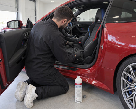 Detailing1 COLOURLOCK Leather Cleaner Mild — Daniel prüft mit dem Kneiftest am BMW M2, ob der Sitz aus Echtleder ist