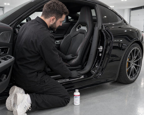 Daniel inspecte un bourrelet en cuir brillant — dans l’article « Entretien du cuir avant l’hiver : évite les craquelures »