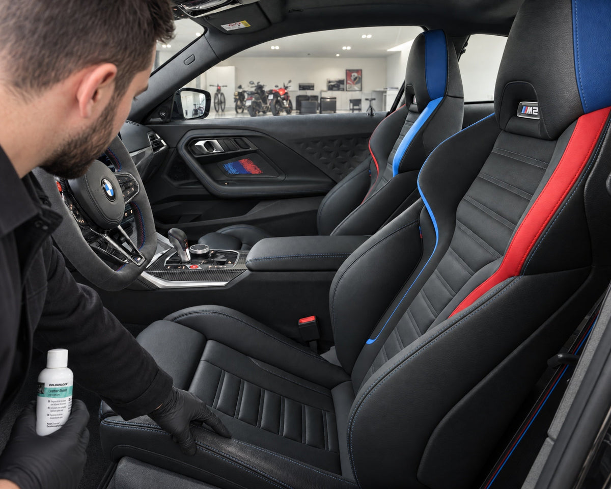 Bourrelet de siège lustré sur une BMW M2 — illustré dans l’article « Ce qu’une protection cuir auto fait et ne fait pas »