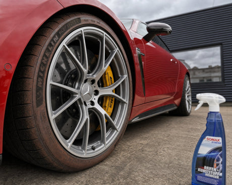 Detailing1 SONAX XTREME Reifen+KunststoffReiniger 750 ml — braune Reifenflanke am roten Mercedes-AMG GT vor der Reinigung
