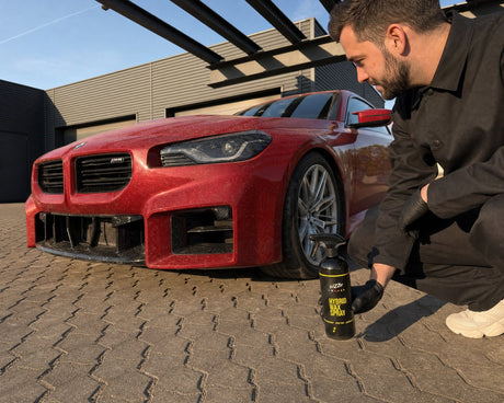 Staubfilm auf roter BMW-Haube vor Anwendung von ZviZZer Hybrid Wax Spray Sprühwachs 500 ml