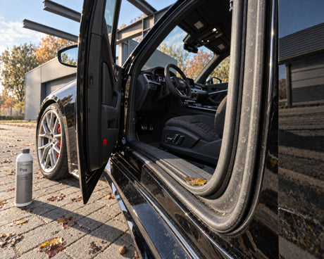 Koch-Chemie Plast Star près de la portière ouverte d'une Audi RS 5, joint poussiéreux et terne avant le premier gel