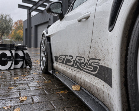 Koch-Chemie Detailing Bucket: zwei Wascheimer neben verschmutzter Tür eines weißen Porsche 911 GT3 RS im Herbstregen