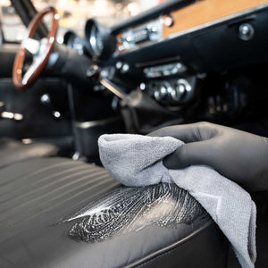 Detailing1 COLOURLOCK Classic Car Leather Care Set — on essuie au chiffon la saleté décollée du siège ancien