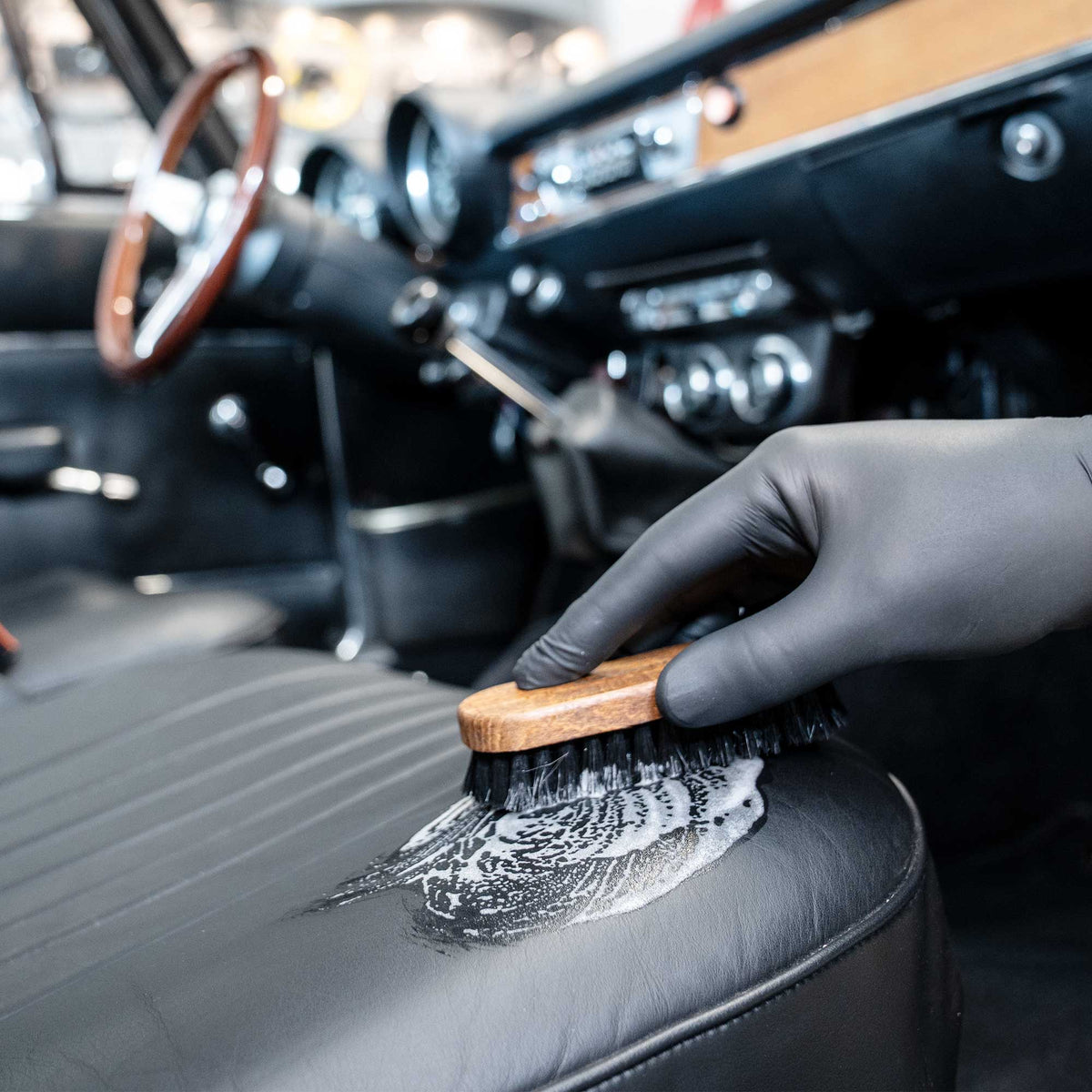 Detailing1 COLOURLOCK Classic Car Leather Care Set — brossage d'un siège en cuir de voiture ancienne