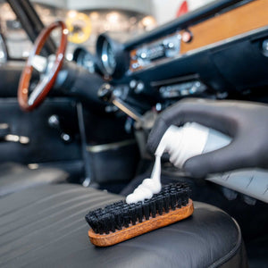 Detailing1 COLOURLOCK Classic Car Leather Care Set — mousse nettoyante sur la brosse à cuir, voiture ancienne