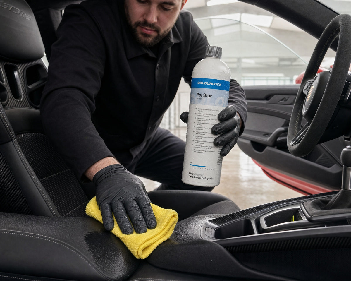 Detailing1 Koch-Chemie COLOURLOCK Pol Star sur un siège en cuir lisse d'une Porsche 911 GT3 RS (bureau)