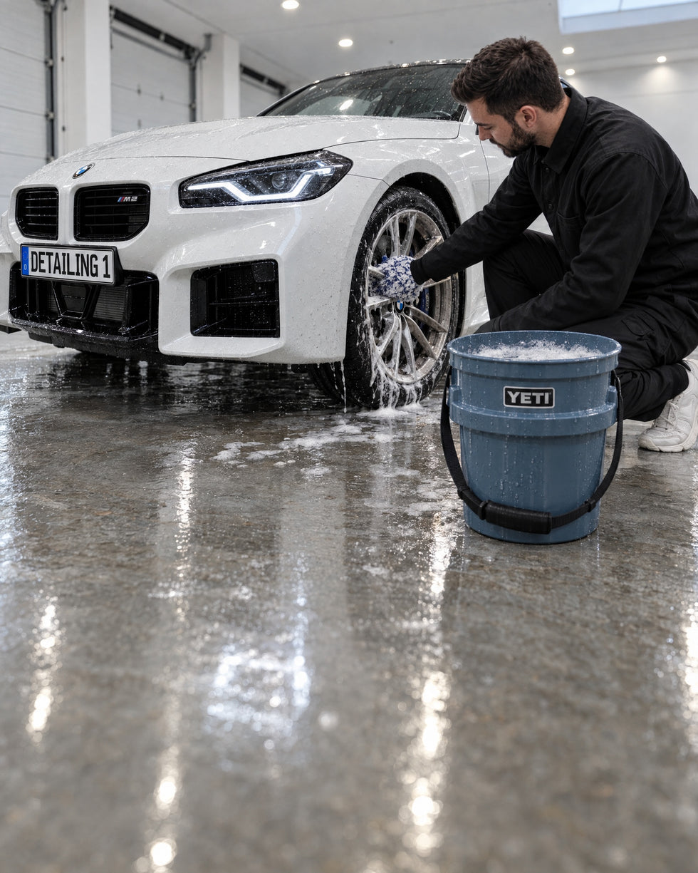 Detailing1 GYEON Q²M WheelMitt EVO: Felgenhandschuh mit Eimer an der Felge des BMW M2 (Mobile)