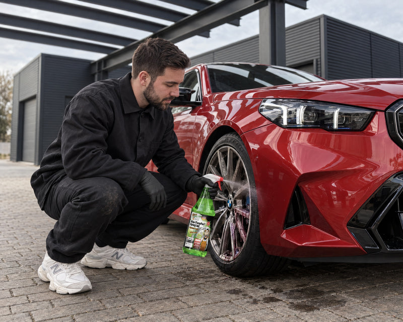 Detailing1 hero : nettoyant jantes — nettoyer les roues avant le stockage : la poussière de frein stockée tout l'hiver s'incruste (desktop)