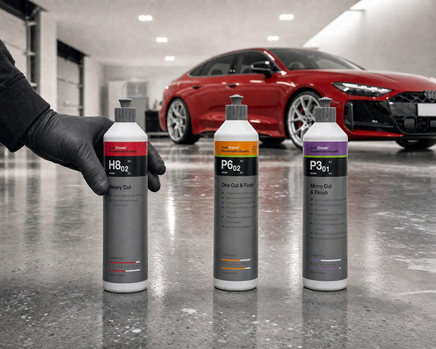 Detailing1 Koch-Chemie Polier-Stufen: Heavy Cut H8.02, One Cut & Finish P6.02, Micro Cut & Finish P3.01 vor rotem Audi in der