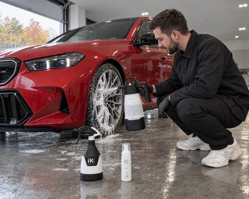 Detailing1 Spotlight : iK e Foam Pro 2 mousse une jante, iK TR Mini 360º et Koch-Chemie Foamer Bottle près d'une BMW M5