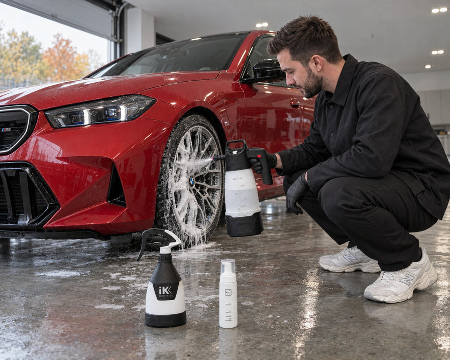 Detailing1 Spotlight : iK e Foam Pro 2 mousse une jante, iK TR Mini 360º et Koch-Chemie Foamer Bottle près d'une BMW M5