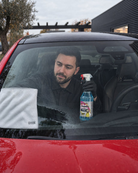 Tugalin Glas-Teufel et GYEON GlassWipe EVO pendant le nettoyage de la vitre intérieure d'une BMW M5 — présenté dans l'article « Voiture embuée de l'intérieur : pourquoi une vitre propre reste claire plus longtemps »