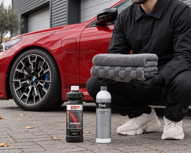 Detailing1 Kit de séchage — serviette Aqua, Koch-Chemie Pro Drying Towel, SONAX HyperCoat et Fse devant la BMW M5 rouge