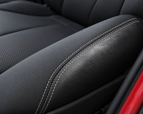 Detailing1 résultat — la couture sépare le cuir BMW nettoyé, satiné mat, de la zone encore grasse à côté