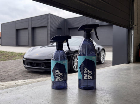 GYEON Q²M WaterSpot 500 ml und 1 Liter Flaschen vor Porsche