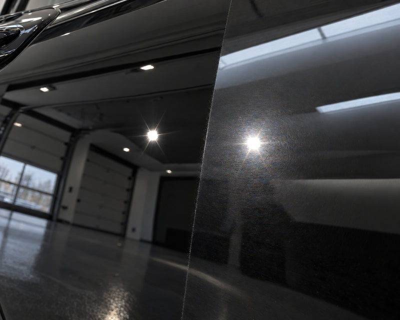 Detailing1 bord masqué — à gauche miroir net après polish, à droite voile d'hologrammes autour du spot de plafond reflété
