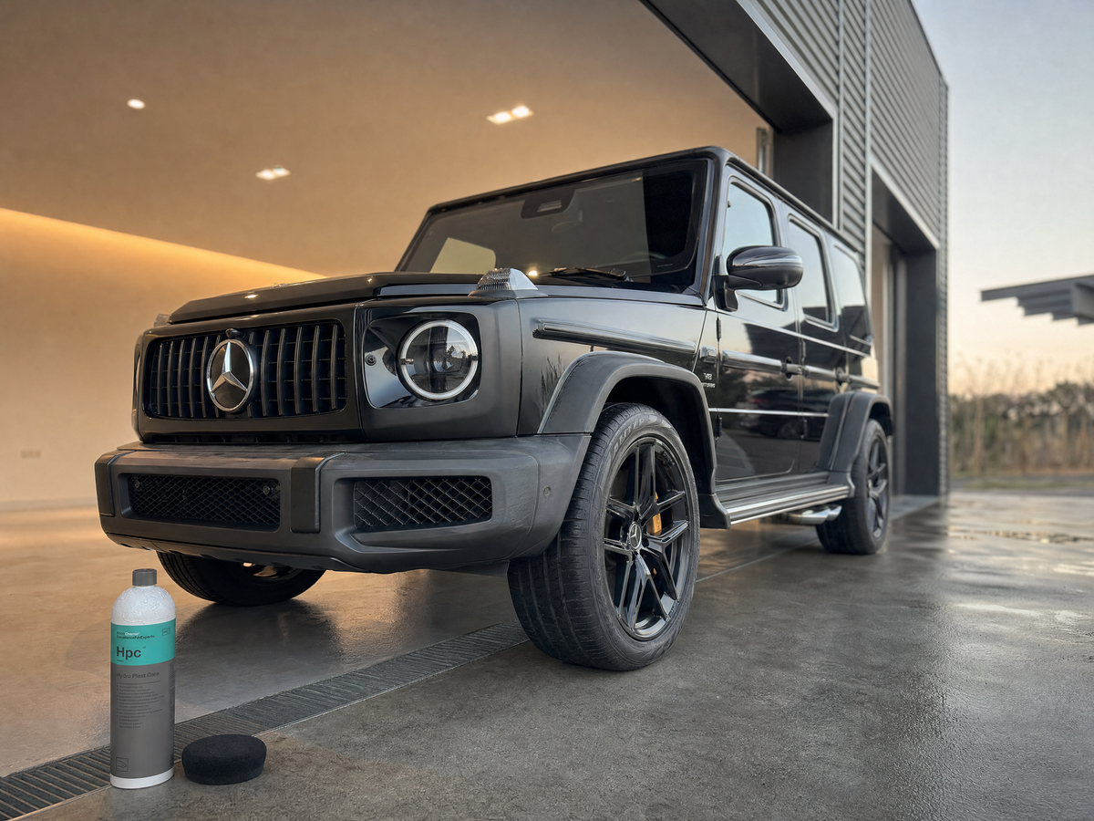 Koch-Chemie Hydro Plast Care Hpc : garniture plastique grisée sur un Mercedes-AMG G63