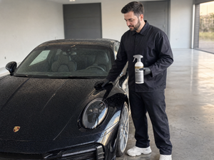 Anwendung am schwarzen Porsche 911 mit Koch-Chemie WetGloss Wg 500 ml