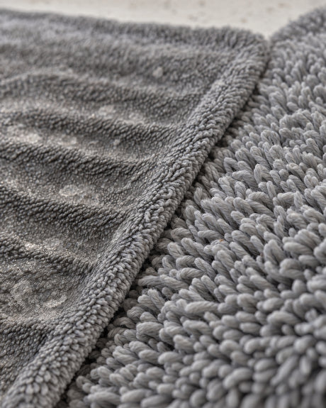 Detailing1 THE COLLECTION "Aqua" Twisted Loop Trockentuch (1500 GSM) — Makro der Tuchkante, plattgedrückte Loops neben offene