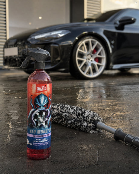 Detailing1 NIGRIN „Alu Monster" Felgenreiniger — Flasche und benutzte Felgenbürste nach der Arbeit