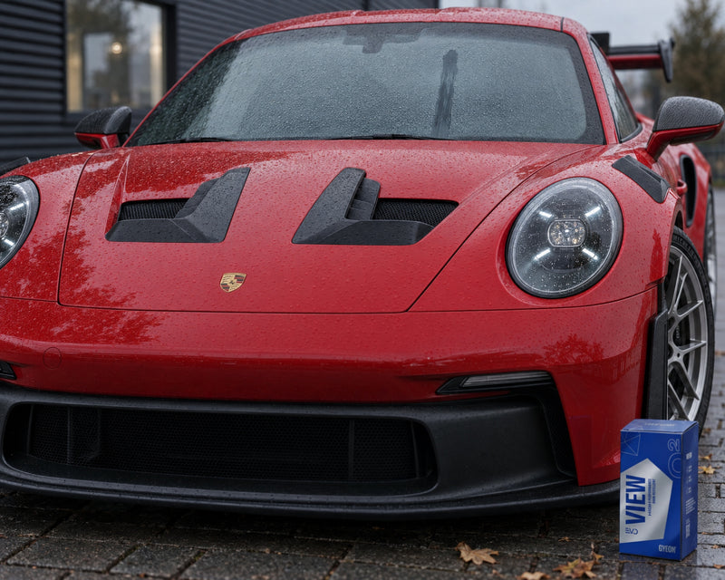 GYEON Q² View EVO devant le pare-brise couvert de rosée d'une Porsche 911 GT3 RS rouge – anti-pluie en hiver