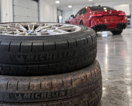 Detailing1 Soft99 Digloss Kamitore Wheel and Tire Cleaner — gereinigte schwarze Reifenflanke auf noch brauner Flanke