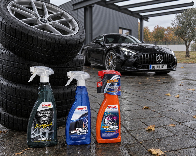 Quatre roues complètes propres empilées, devant SONAX FelgenBeast, Nettoyant Pneus+Plastiques et Ceramic Detailer