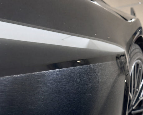 Detailing1 Klarlack mit schnurgerader Polierkante im Streiflicht am schwarzen BMW M5