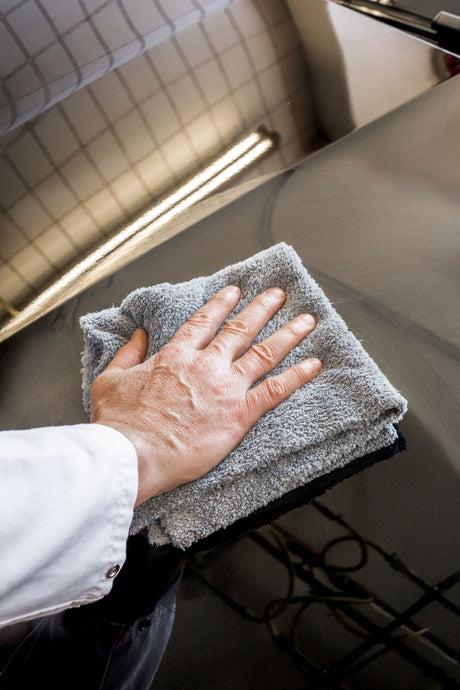 Detailing1 Dr. Wack A1 DAS TUCH Premium Mikrofaser Mikrofasertuch — in der Anwendung