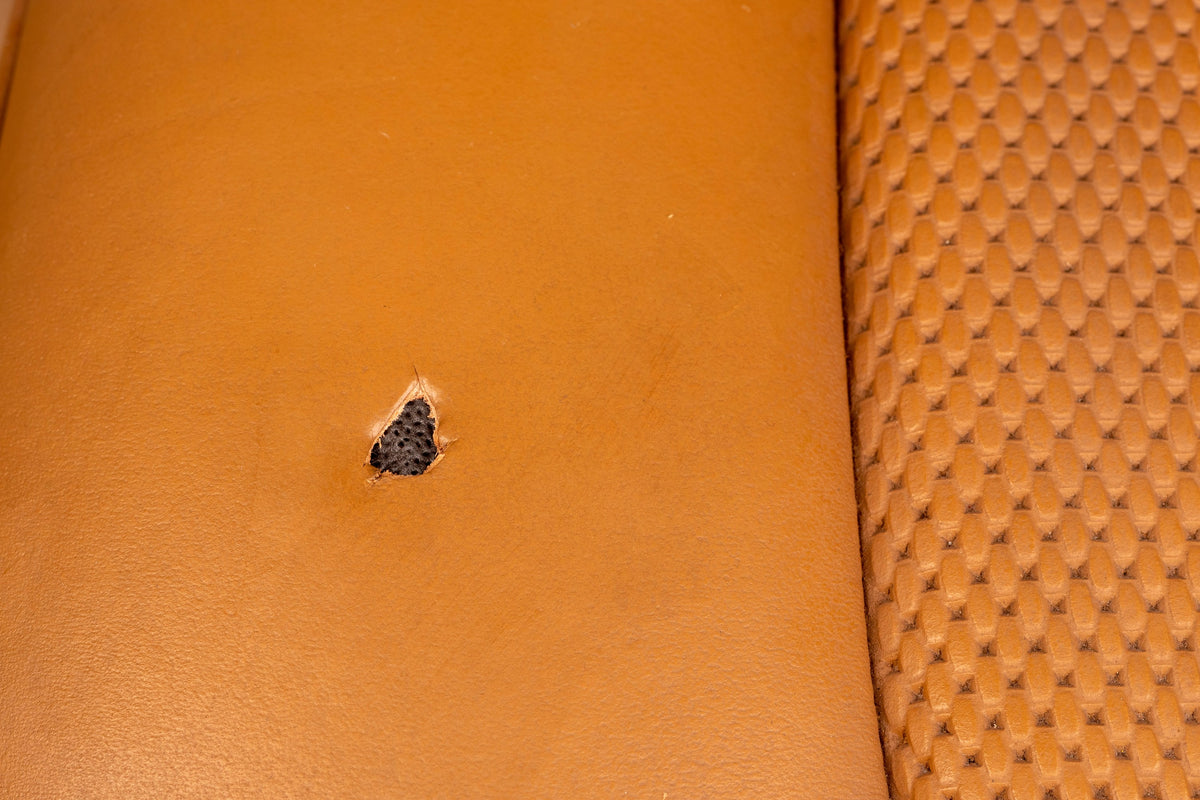 Detailing1 COLOURLOCK Fluid Leather — trou de brûlure dans un siège en cuir perforé couleur cognac