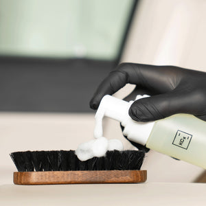 Detailing1 COLOURLOCK Leather Cleaner (Strong) — mousse nettoyante de la Foamer Bottle sur la brosse à cuir