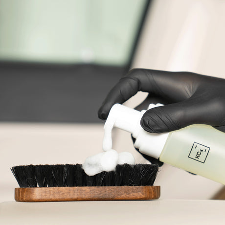 Detailing1 COLOURLOCK Leather Cleaner (Strong) — mousse nettoyante de la Foamer Bottle sur la brosse à cuir