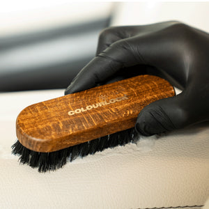 Detailing1 COLOURLOCK Leather Cleaning Brush — Reinigung einer hellen Lederoberfläche