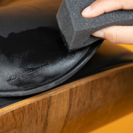 Detailing1 COLOURLOCK Leather Fresh Set XS — on ravive un fauteuil en cuir noir à l'éponge