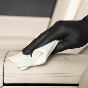 Detailing1 COLOURLOCK New Leather Care Set — on repasse le chiffon en viscose sur l'accoudoir en cuir clair