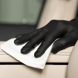 Detailing1 COLOURLOCK New Leather Care Set — Leather Shield étalé au chiffon sur le cuir clair