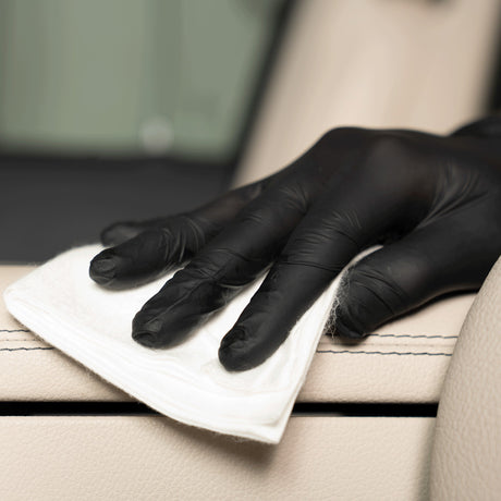 Detailing1 COLOURLOCK New Leather Care Set — Leather Shield étalé au chiffon sur le cuir clair