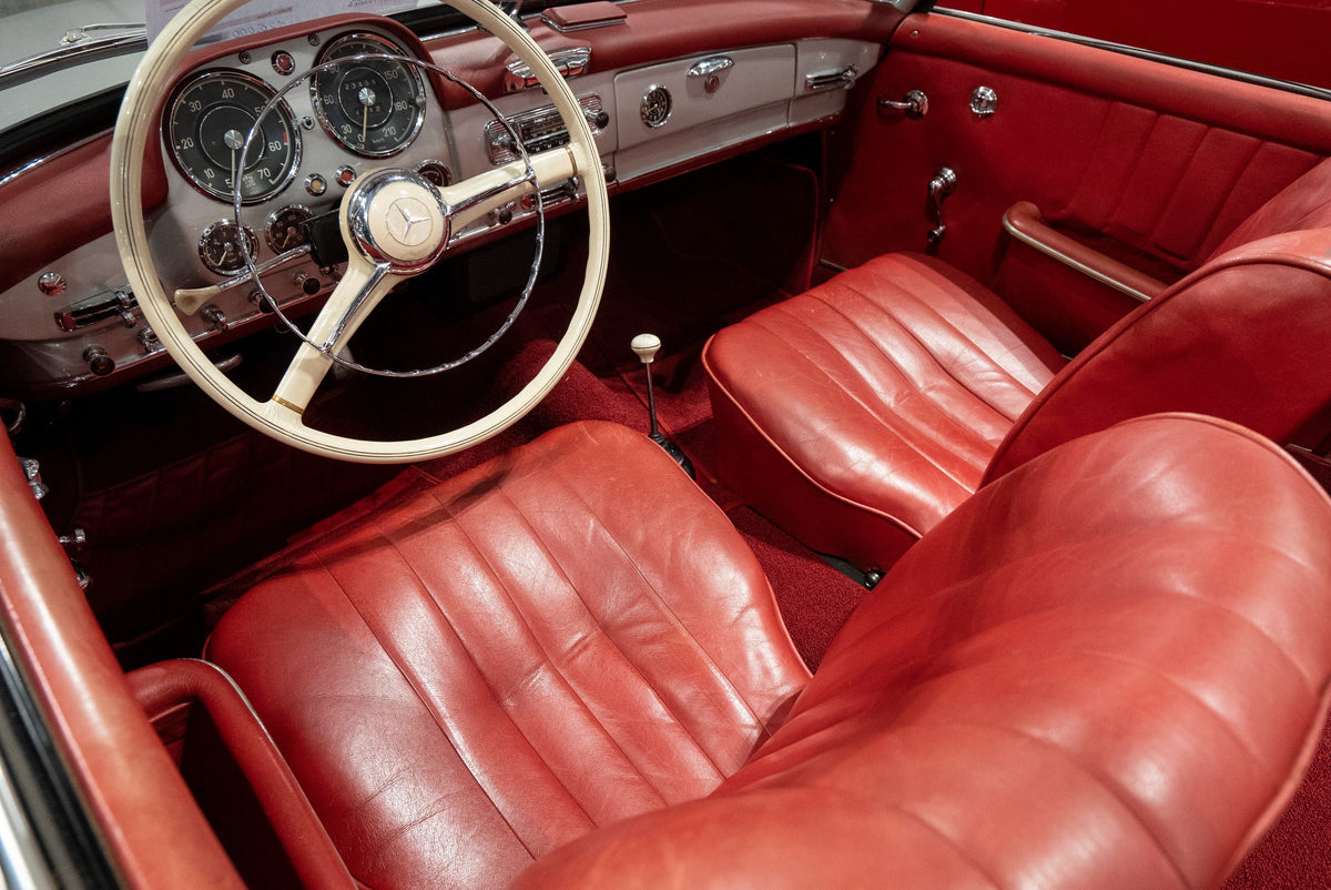 Detailing1 COLOURLOCK entretien du cuir en cabriolet — sièges en cuir rouge d'une Mercedes-Benz 190 SL décapotée