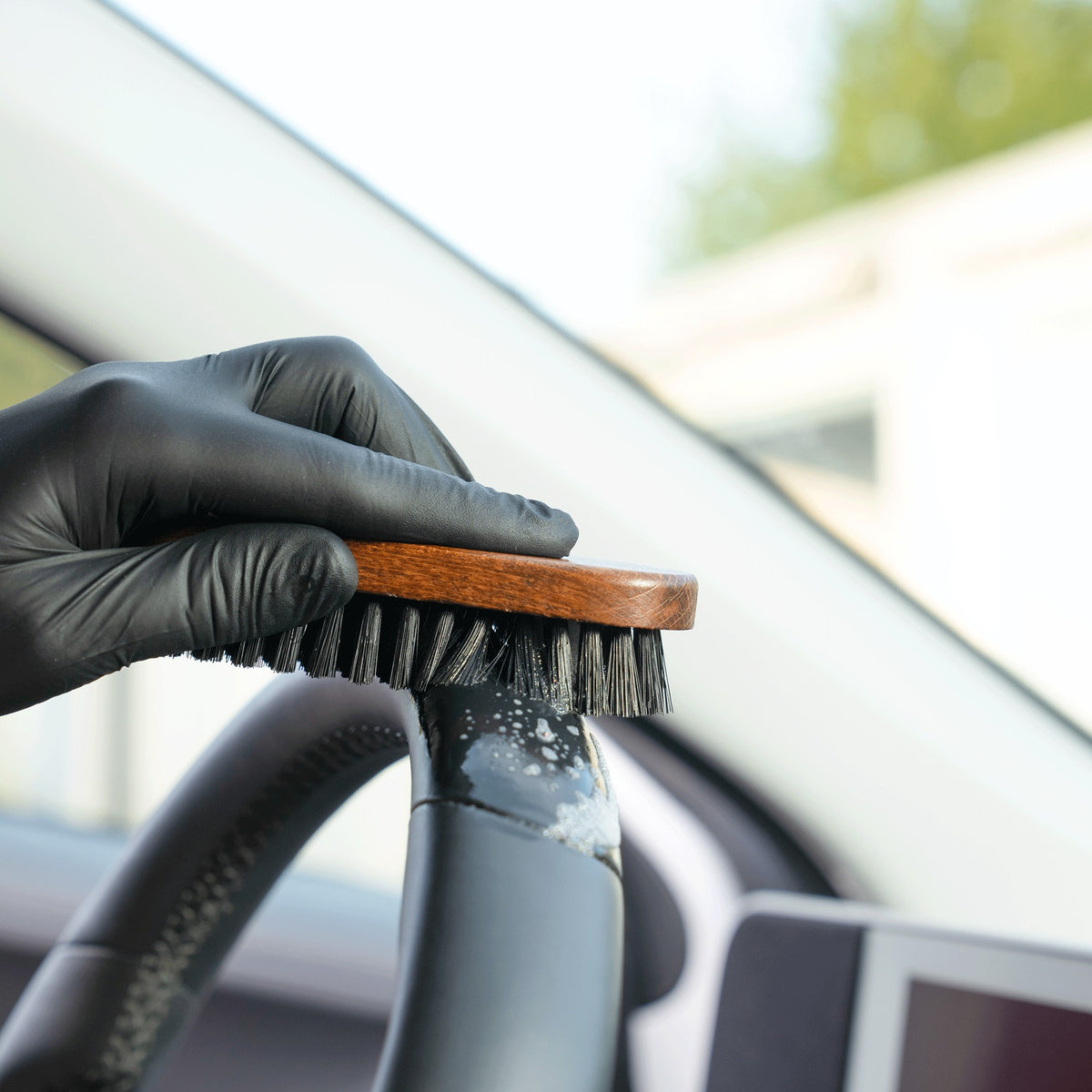 Detailing1 COLOURLOCK nettoyer un volant en cuir — jante du volant brossée à la brosse à cuir
