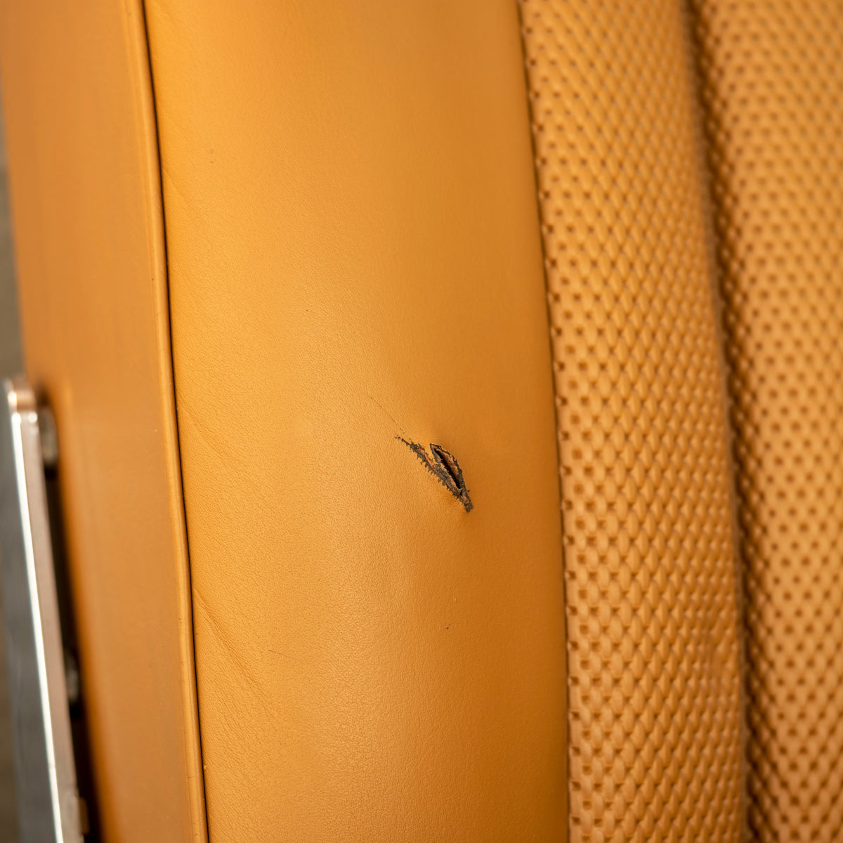 Detailing1 COLOURLOCK déchirures et trous dans le cuir — entaille dans un siège en cuir cognac