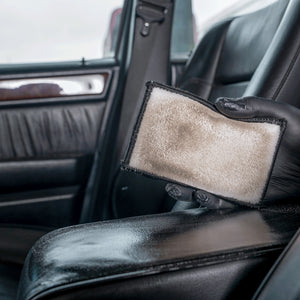 Detailing1 COLOURLOCK Smooth Leather Care Set — le pad montre la saleté retirée de l'accoudoir