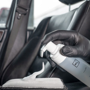 Detailing1 COLOURLOCK Smooth Leather Care Set — mousse nettoyante de la Foamer Bottle déposée sur le pad